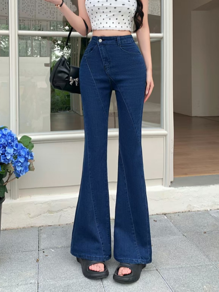 Summer Clothing Trends For Women 2026 - بنطلون جينز نسائي أزرق داكن ضيق